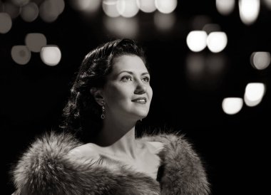 gülümseyen güzellik ve lüks kadın