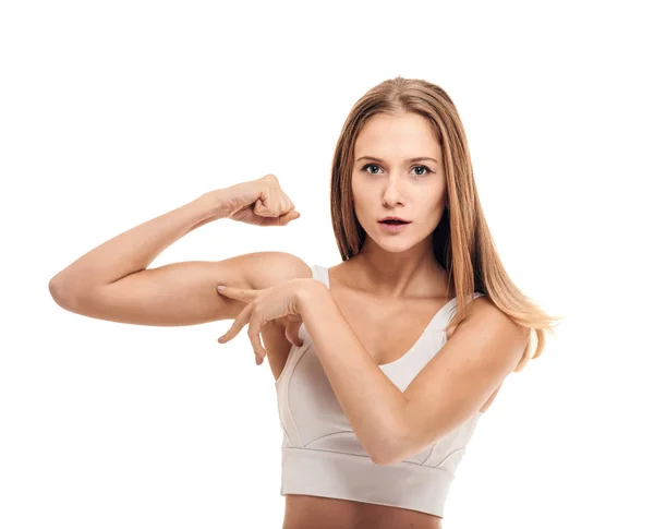 Frau zeigt ihren Bizeps — Stockfoto