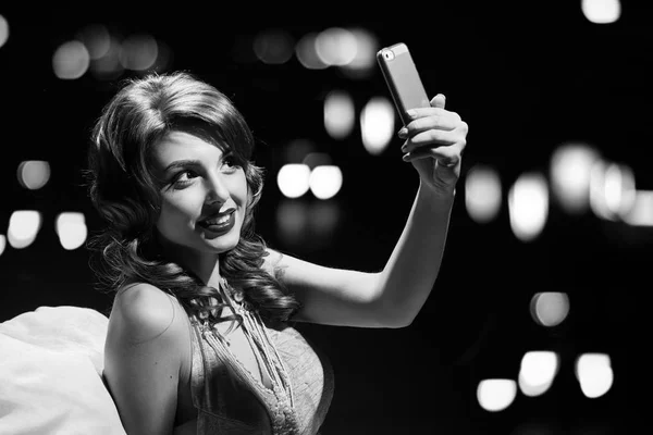 Glamour mode dame selfie. zwart-wit — Stockfoto