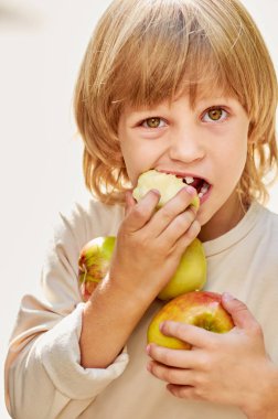 Çocuk yeme elma