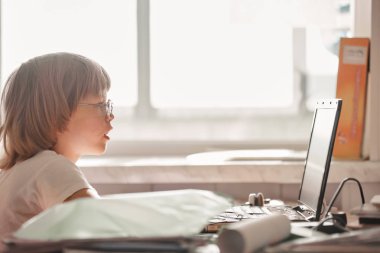 Laptop ile sevimli küçük çocuk