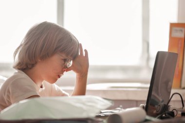 Laptop ile küçük çocuk çocuk