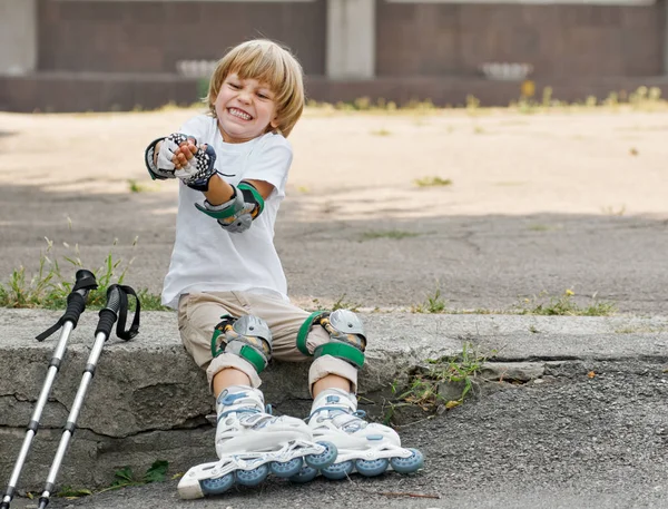 Niño quitando el equipo — Foto de Stock