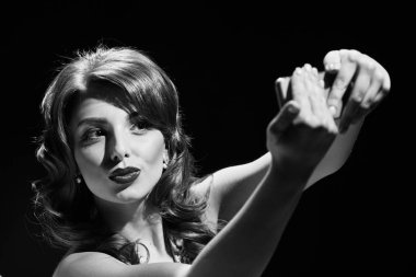 Bayan selfie öp. siyah ve beyaz