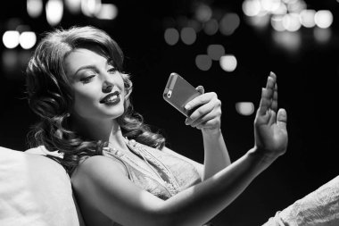 Bayan manikür inceliyor. siyah ve beyaz