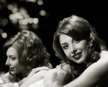 glamor kız ayna hakkında poz. siyah beyaz