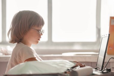 küçük çocuk laptop kullanma