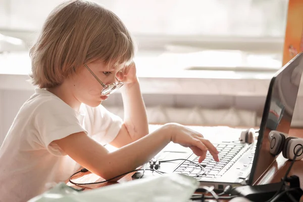 Chłopiec gra na laptopie — Zdjęcie stockowe