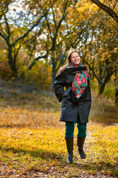 Frauen spazieren im Herbstwald — Stockfoto