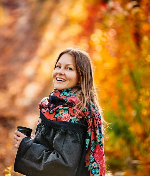 Lächelnde Frau im Park — Stockfoto