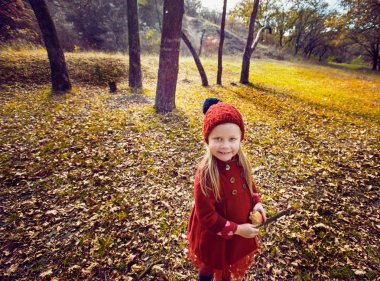 sevimli küçük kız açık havada