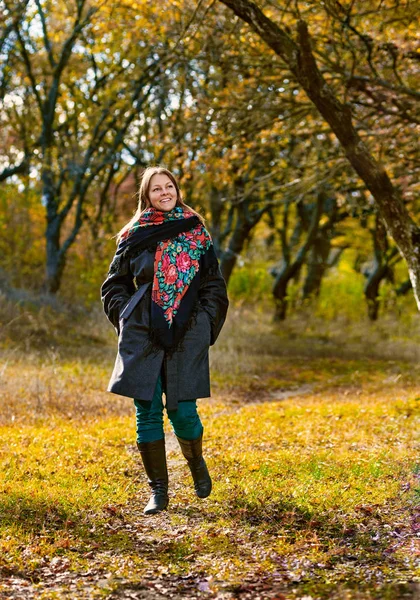 Spaziergang im Herbstwald — Stockfoto