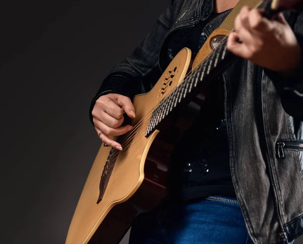 Close-up of the guitar player hands — Stock Photo, Image