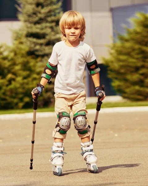 Lindo chico aprendizaje patinaje — Foto de Stock