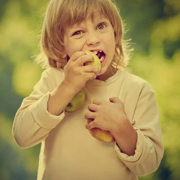 小さな男の子がリンゴを食べて — ストック写真