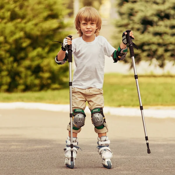 Lindo chico aprendizaje patinaje — Foto de Stock