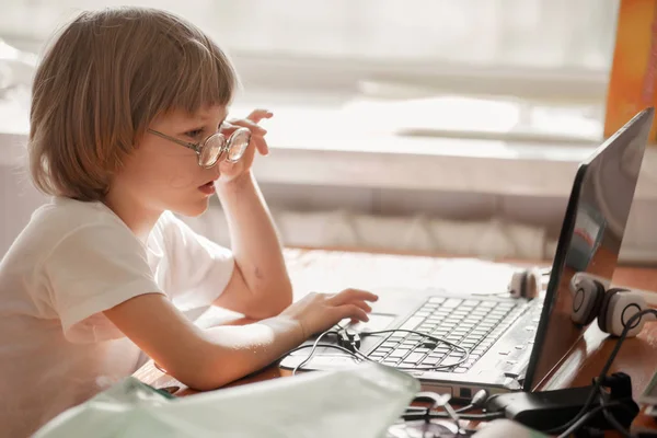 Śliczne małe dziecko z laptopem — Zdjęcie stockowe