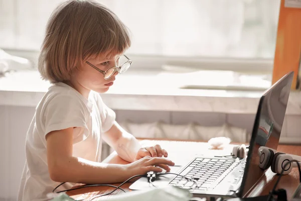 Niedliches kleines Kind mit Laptop — Stockfoto
