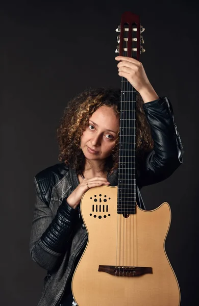 Vrouw met klassieke gitaar portret — Stockfoto