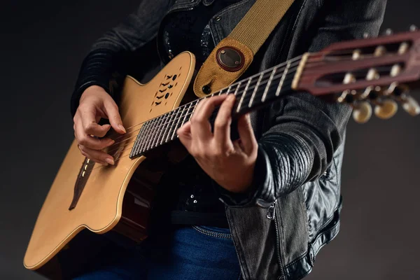Kadının elleri ile gitar — Stok fotoğraf