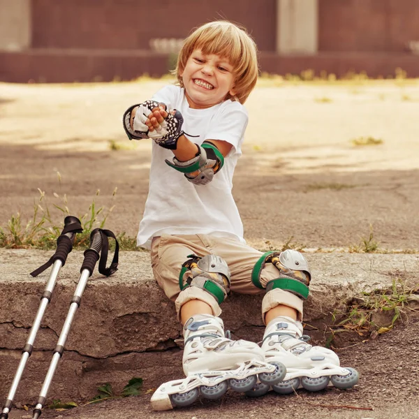 Cute Boy quitando el equipo — Foto de Stock