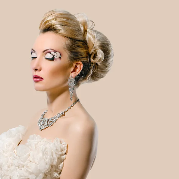Bruid met creatieve make-up en kapsel — Stockfoto