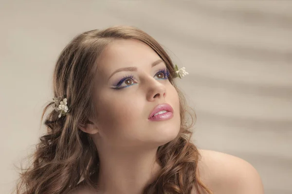 Woman with flower in hair — Stock Photo, Image