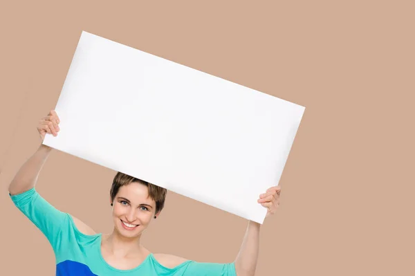 Jovem com cartaz em branco — Fotografia de Stock