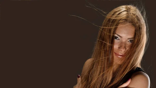 Портрет улыбающейся девушки с длинными волосами — стоковое фото