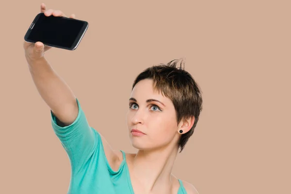 Mulher tomando auto retrato com câmera de telefone — Fotografia de Stock