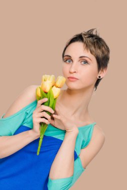 Buketli güzel kadın.