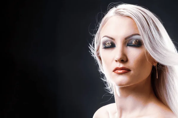 Blond mit Glitzer-Make-up — Stockfoto