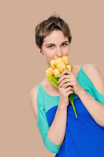 Krásná žena s kyticí — Stock fotografie