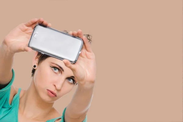 Woman Taking Self Portrait with Phone Camera — Stock Photo, Image