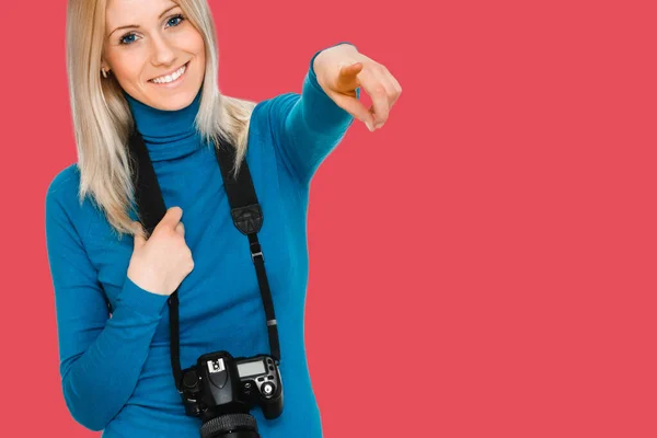 Donna di bellezza che tiene una macchina fotografica e punta — Foto Stock