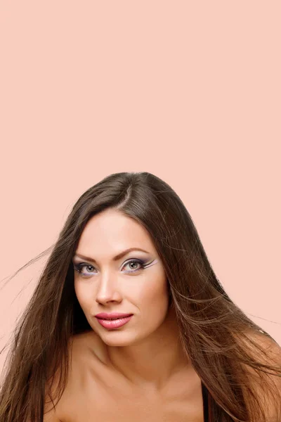 Retrato de uma menina com belo cabelo natural — Fotografia de Stock