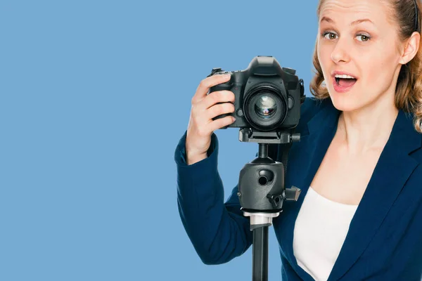 Excited young woman shouting a camera — Stock Photo, Image