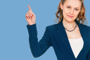 Genç bir kadın işaret ediyor.