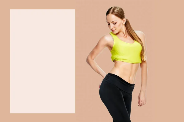 Sportliche Frau mit schönem Körper nach der Diät — Stockfoto