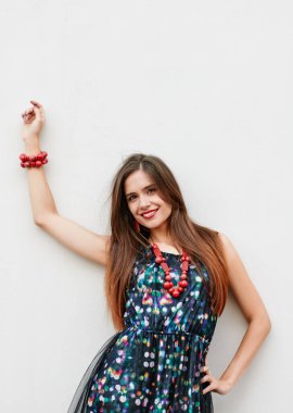 Gülümseyen şık esmer