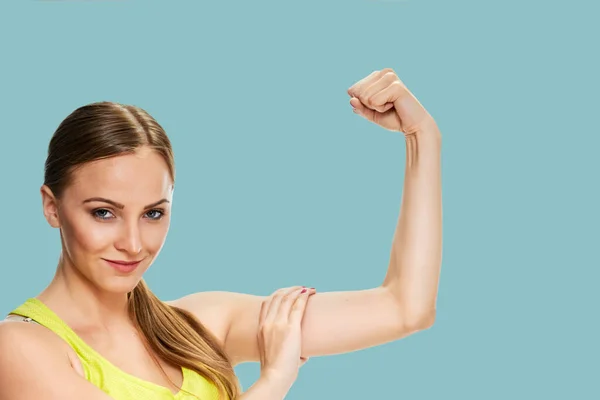 Retrato de fitness mujer. mostrando sus bíceps — Foto de Stock
