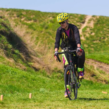 Bisikletli kadın turizm yarışmasında yarışacak.