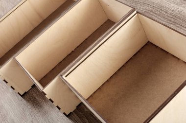 Hediyeler için açılmış boş tahta kutuların üst görünümü