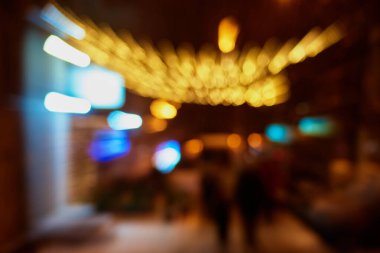 Işıltılı çelenklerle dekore edilmiş şehir merkezinin bulanık arka planı