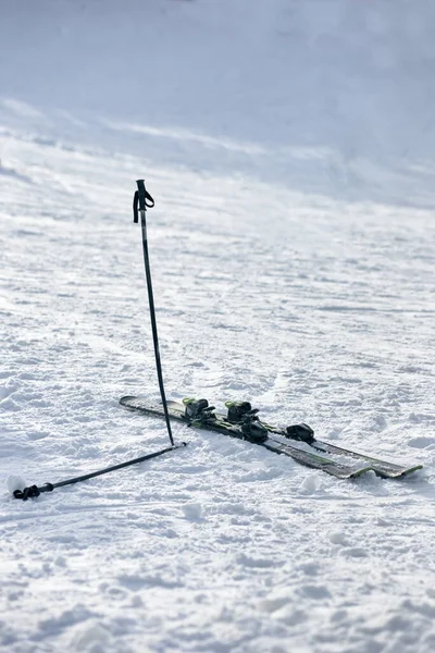 Kayak ekipmanları karlı kış arka planında yatıyor