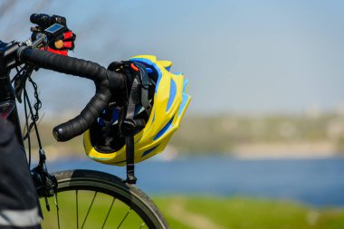 Turneye yakın arka planda bisiklet ve kask.