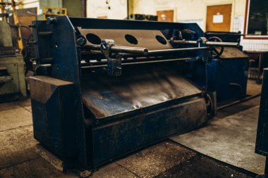 Meral Endüstri. Demir mengene. Fabrika ekipmanı. Havalandırma ve drenaj borusu üretimi... yuvarlanan çelik levha. Metal endüstrisi. Öğütücü makine. Fabrika ekipmanı. Stan 'i kov. basınç pompaları