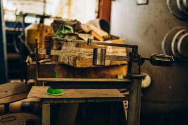 Meral Endüstri. Demir mengene. Fabrika ekipmanı. Havalandırma ve drenaj borusu üretimi... yuvarlanan çelik levha. Metal endüstrisi. Öğütücü makine. Fabrika ekipmanı. Stan 'i kov. basınç pompaları
