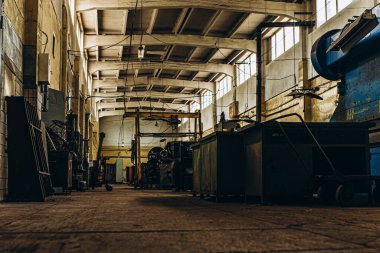 Meral Endüstri. Demir mengene. Fabrika ekipmanı. Havalandırma ve drenaj borusu üretimi... yuvarlanan çelik levha. Metal endüstrisi. Öğütücü makine. Fabrika ekipmanı. Stan 'i kov. basınç pompaları