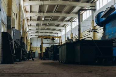 Meral Endüstri. Demir mengene. Fabrika ekipmanı. Havalandırma ve drenaj borusu üretimi... yuvarlanan çelik levha. Metal endüstrisi. Öğütücü makine. Fabrika ekipmanı. Stan 'i kov. basınç pompaları